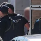 Στον εισαγγελέα οδηγήθηκε ο 89χρονος που πυροβόλησε με κυνηγετική καραμπίνα στα γραφεία του ΕΦΚΑ Κεραμικού και στην συνέχεια στο Πρωτοδικείο Αθηνών στην οδό Λουκάρεως, τραυματίζοντας πέντε άτομα.