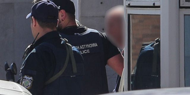 Στον εισαγγελέα οδηγήθηκε ο 89χρονος που πυροβόλησε με κυνηγετική καραμπίνα στα γραφεία του ΕΦΚΑ Κεραμικού και στην συνέχεια στο Πρωτοδικείο Αθηνών στην οδό Λουκάρεως, τραυματίζοντας πέντε άτομα.