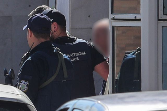 Στον εισαγγελέα οδηγήθηκε ο 89χρονος που πυροβόλησε με κυνηγετική καραμπίνα στα γραφεία του ΕΦΚΑ Κεραμικού και στην συνέχεια στο Πρωτοδικείο Αθηνών στην οδό Λουκάρεως, τραυματίζοντας πέντε άτομα.