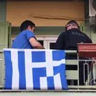 Νεαρός άνδρας πετάει αντικείμενα από το μπαλκόνι του στον δρόμο στην οδό Κασσάνδρου στη Θεσσαλονίκη - Τετάρτη 29 Απριλίου 2026.