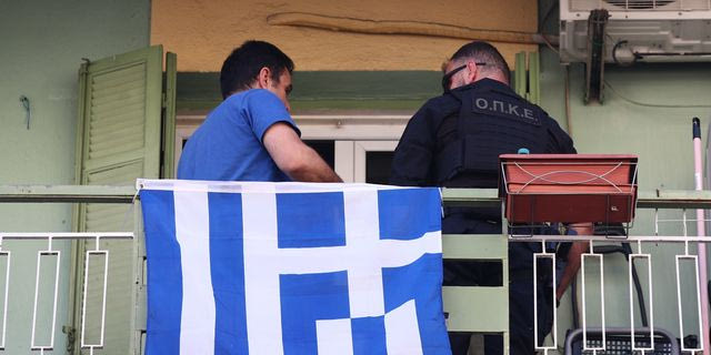 Νεαρός άνδρας πετάει αντικείμενα από το μπαλκόνι του στον δρόμο στην οδό Κασσάνδρου στη Θεσσαλονίκη - Τετάρτη 29 Απριλίου 2026.
