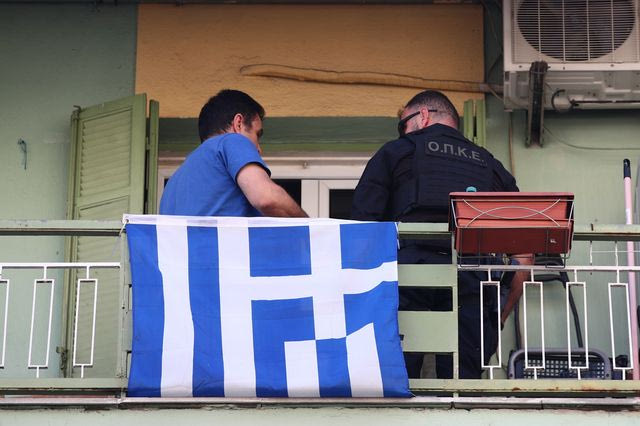 Νεαρός άνδρας πετάει αντικείμενα από το μπαλκόνι του στον δρόμο στην οδό Κασσάνδρου στη Θεσσαλονίκη - Τετάρτη 29 Απριλίου 2026.