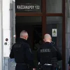 Νεαρός άνδρας πετάει αντικείμενα από το μπαλκόνι του στον δρόμο στην οδό Κασσάνδρου στη Θεσσαλονίκη - Τετάρτη 29 Απριλίου 2026