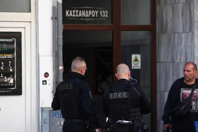 Νεαρός άνδρας πετάει αντικείμενα από το μπαλκόνι του στον δρόμο στην οδό Κασσάνδρου στη Θεσσαλονίκη - Τετάρτη 29 Απριλίου 2026