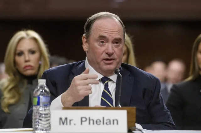 Τι κρύβεται πίσω από την απομάκρυνση του υπουργού Ναυτικού της κυβέρνησης Τραμπ