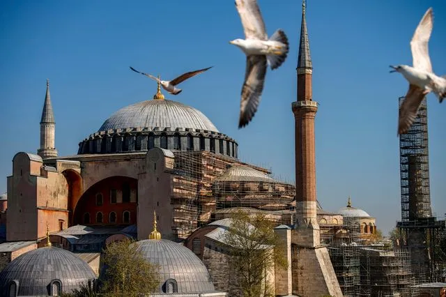 Τουρκία: Συνελήφθησαν Έλληνες τουρίστες στην Αγία Σοφία – Άνοιξαν σημαία με το “Ορθοδοξία ή θάνατος”