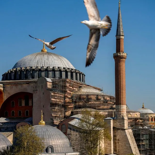 Συνελήφθησαν Έλληνες τουρίστες στην Αγία Σοφία – Άνοιξαν σημαία με το “Ορθοδοξία ή θάνατος”