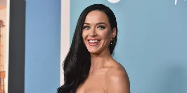 Katy Perry: Πέταξε την πιστωτική της κάρτα στη Φοντάνα ντι Tρέβι για “καλή τύχη”