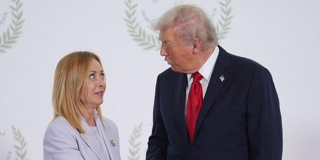 Ο Αμερικανός Πρόεδρος Ντόναλντ Τραμπ με την πρωθυπουργό της Ιταλίας Τζόρτζια Μελόνι