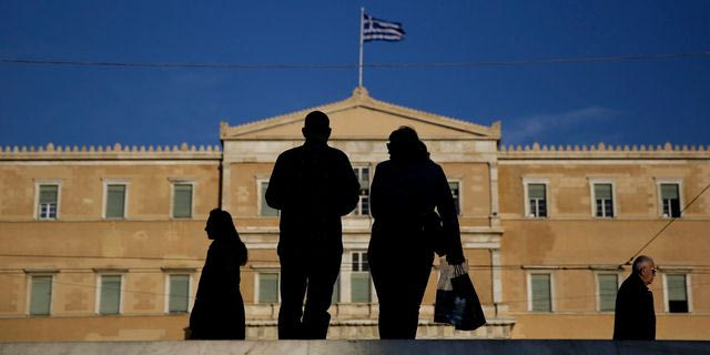 Πολίτες μπροστά από τη Βουλή των Ελλήνων