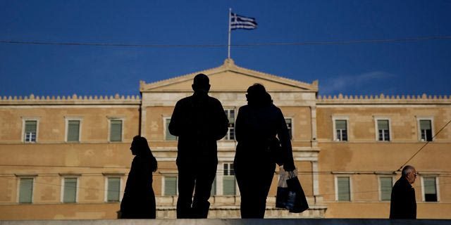 Πολίτες μπροστά από τη Βουλή των Ελλήνων