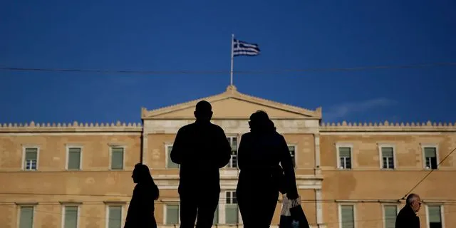 Πολίτες μπροστά από τη Βουλή των Ελλήνων