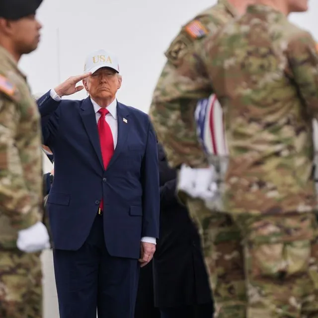Ο Ντόναλντ Τραμπ χαιρετά Αμερικανούς στρατιώτες