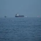 Πετρελαιοφόρα και φορτηγά πλοία παρατάσσονται στο Στενό του Ορμούζ