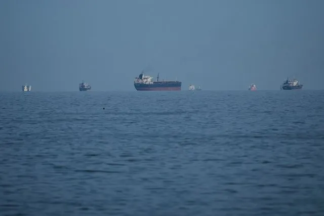 Πετρελαιοφόρα και φορτηγά πλοία παρατάσσονται στο Στενό του Ορμούζ