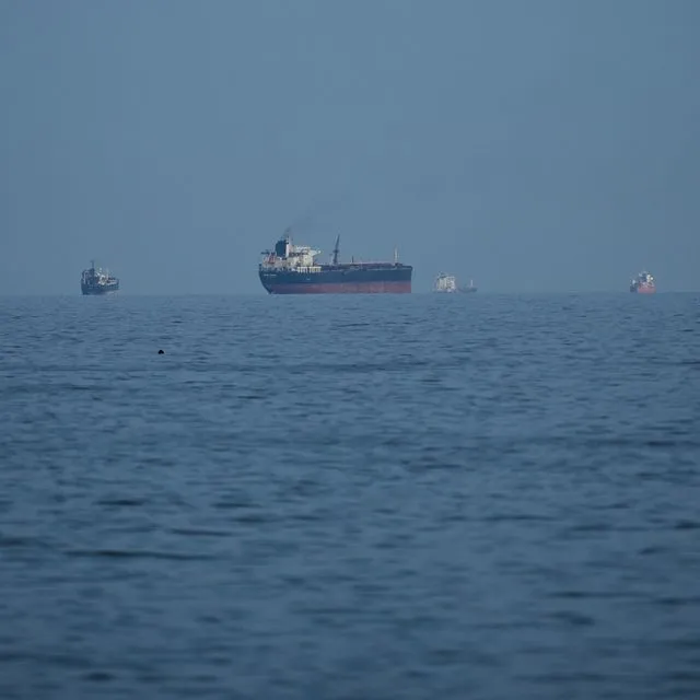 Πετρελαιοφόρα και φορτηγά πλοία παρατάσσονται στο Στενό του Ορμούζ