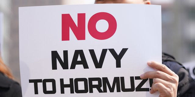 Διαδηλωτής με πλακάτ κατά της παρουσίας του Πολεμικού Ναυτικού στα Στενά του Ορμούζ