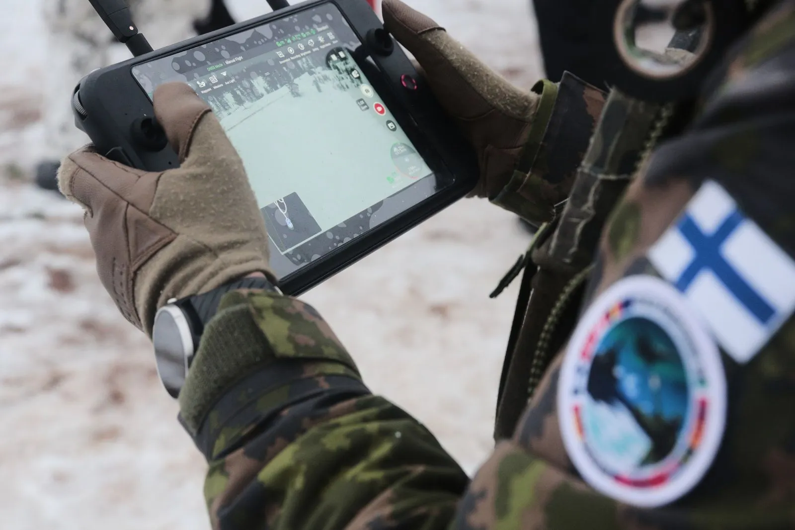 Φινλανδός Λοχίας χειρίζεται ένα drone στην περιοχή εκπαίδευσης Ροβαγιέρβι, κατά τη διάρκεια των αρκτικών ασκήσεων του ΝΑΤΟ «Cold Response» 