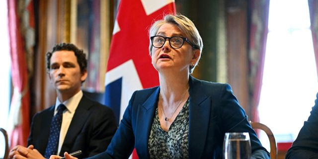 Η Yvette Cooper κατά την διάρκεια της τηλεδιάσκεψης για τα Στενά του Ορμούζ
