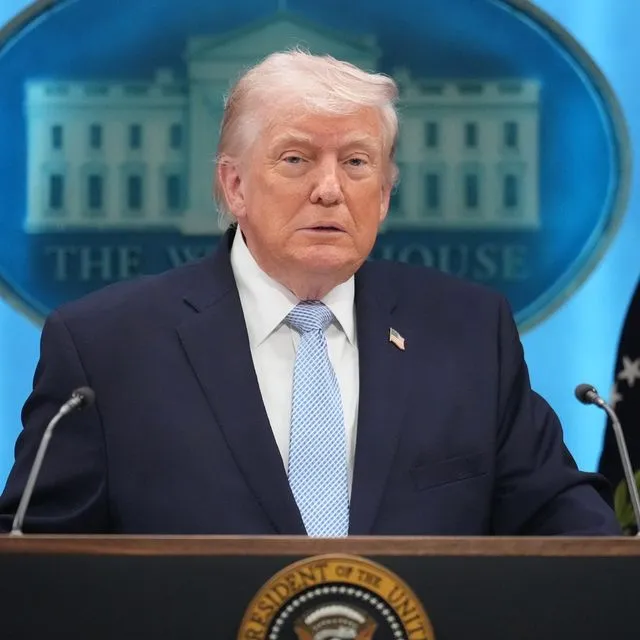 Ο Πρόεδρος Ντόναλντ Τραμπ μιλάει με δημοσιογράφους στην αίθουσα ενημέρωσης τύπου στον Λευκό Οίκο, Δευτέρα 6 Απριλίου 2026, στην Ουάσινγκτον.