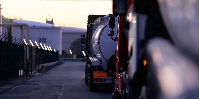 Βυτιοφόρα περιμένουν στην είσοδο αποθηκών καυσίμων - Τετάρτη 8 Απριλίου 2026, βόρεια Γαλλία.