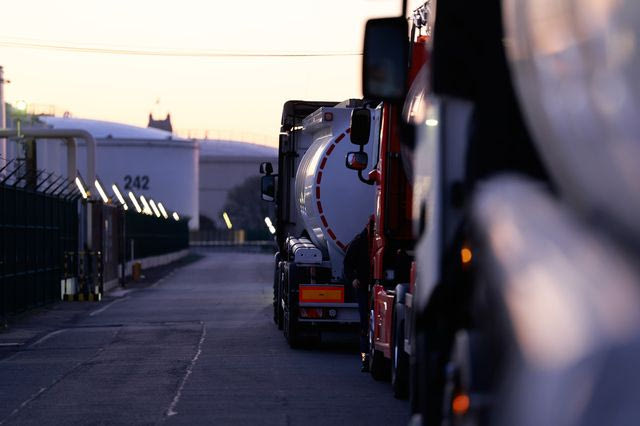 Βυτιοφόρα περιμένουν στην είσοδο αποθηκών καυσίμων - Τετάρτη 8 Απριλίου 2026, βόρεια Γαλλία.