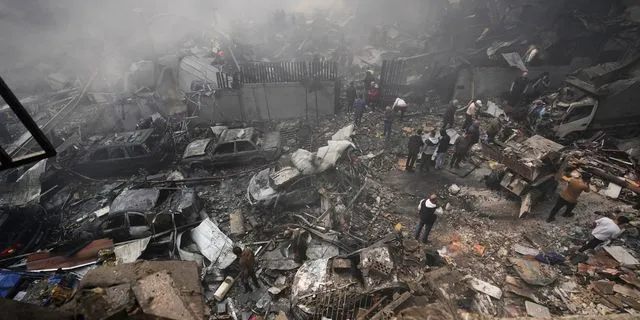 Κάτοικοι συγκεντρώνονται στο σημείο ισραηλινής αεροπορικής επιδρομής στη Βηρυτό του Λιβάνου, Τετάρτη, 8 Απριλίου 2026