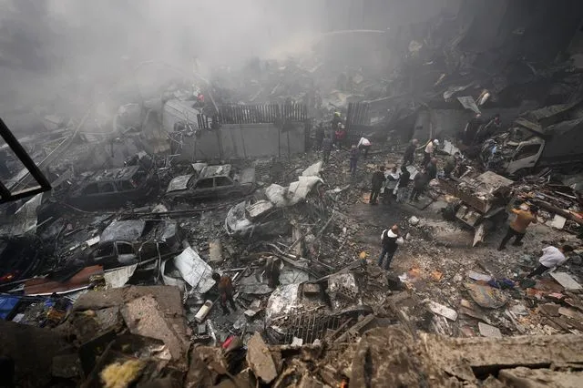 Κάτοικοι συγκεντρώνονται στο σημείο ισραηλινής αεροπορικής επιδρομής στη Βηρυτό του Λιβάνου, Τετάρτη, 8 Απριλίου 2026