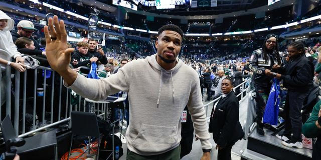 Ο Γιάννης Αντετοκούνμπο βγαίνει από το γήπεδο μετά από έναν αγώνα των Μπακς εναντίον των Μπρούκλιν Νετς - Παρασκευή 10 Απριλίου 2026, Μιλγουόκι