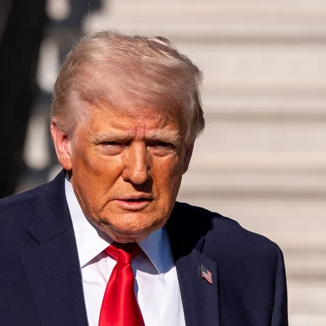 Ο Πρόεδρος Ντόναλντ Τραμπ μιλάει με δημοσιογράφους πριν αναχωρήσει με το Marine One από το South Lawn του Λευκού Οίκου, Σάββατο 11 Απριλίου 2026