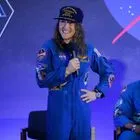 Christina Koch: Μαθαίνει να περπατά ξανά, μετά την επιστροφή του Artemis II – Βίντεο