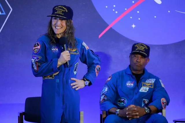 Christina Koch: Μαθαίνει να περπατά ξανά, μετά την επιστροφή του Artemis II – Βίντεο