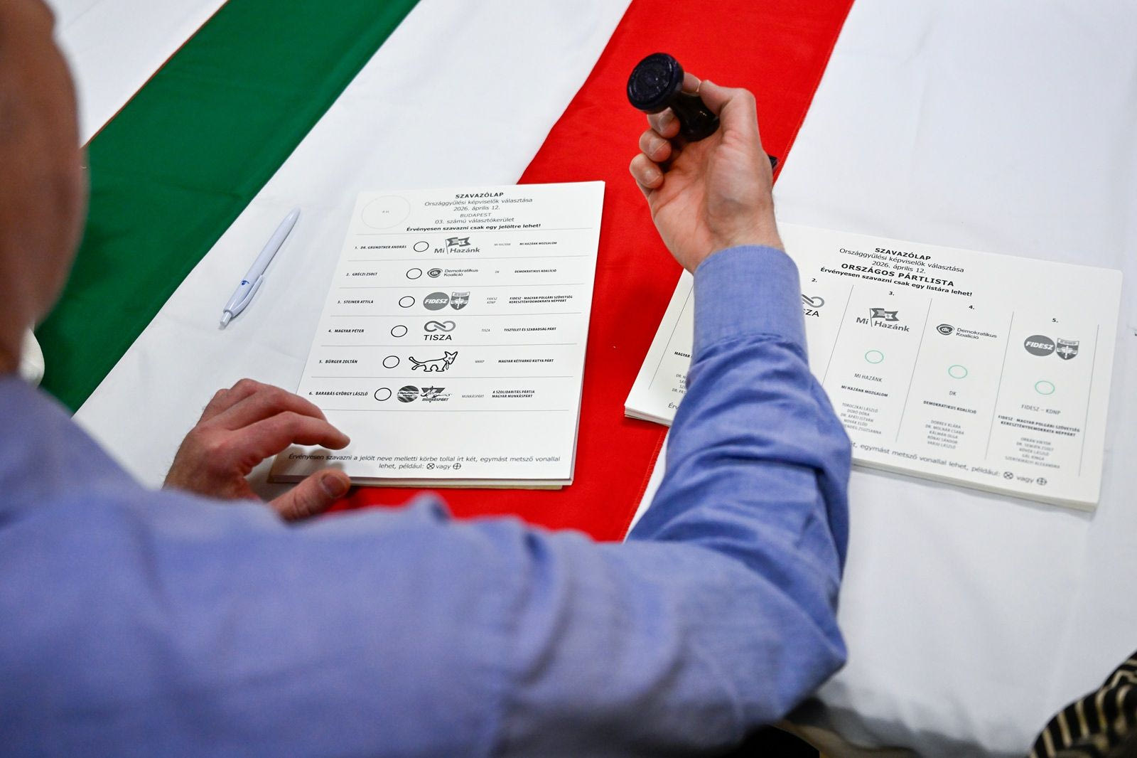 Ένας εκλογικός υπάλληλος ετοιμάζει ένα ψηφοδέλτιο σε εκλογικό τμήμα στη Βουδαπέστη - Κυριακή 12 Απριλίου 2026.