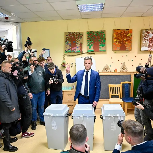 Ο Πέτερ Μαγιάρ, ηγέτης του κόμματος Tisza, σε εκλογικό τμήμα στη Βουδαπέστη της Ουγγαρίας - Κυριακή 12 Απριλίου 2026.