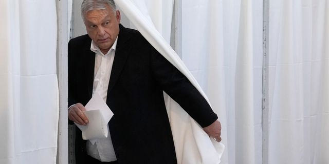 Ο πρωθυπουργός της Ουγγαρίας Βίκτορ Όρμπαν ετοιμάζεται να ψηφίσει σε εκλογικό τμήμα στη Βουδαπέστη - Κυριακή 12 Απριλίου 2026.