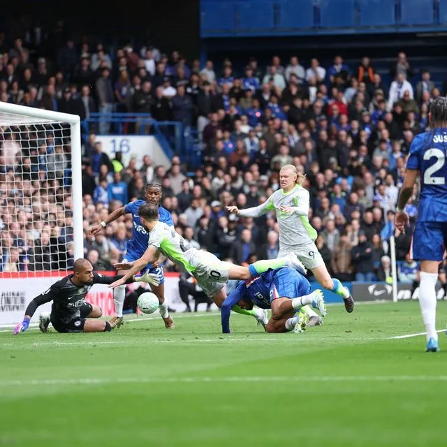 Στιγμιότυπο από τον αγώνα Τσέλσι-Μάντσεστερ Σίτι στο Λονδίνο, την Κυριακή 12 Απριλίου 2026.
