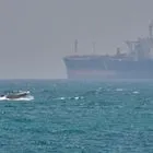 Ένα σκάφος πλέει δίπλα από ένα δεξαμενόπλοιο αγκυροβολημένο στα στενά του Ορμούζ - Σάββατο, 18 Απριλίου 2026