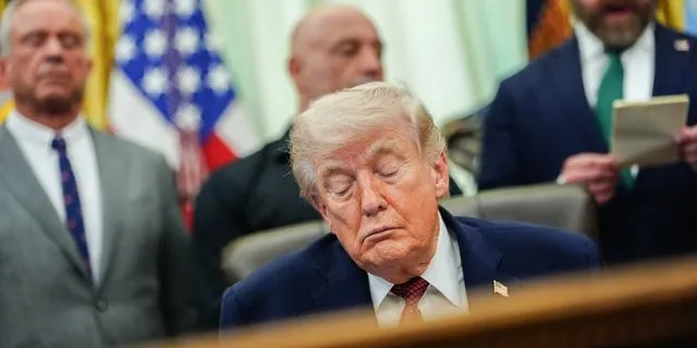 Ο Τραμπ εξετάζει τις επιλογές του για το αν και πώς θα συνεχίσει τον πόλεμο στο Ιράν