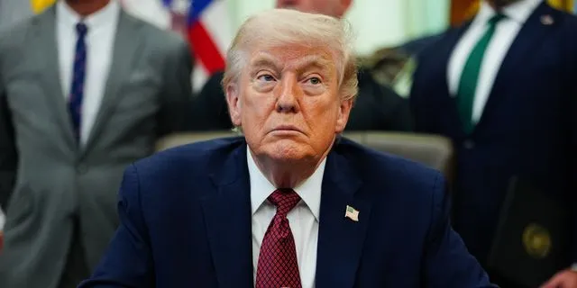 Ο Ντόναλντ Τραμπ ακούει στο Οβάλ Γραφείο του Λευκού Οίκου