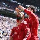 Ο Μοχάμεντ Σαλάχ δέχεται συγχαρητήρια μετά την επίτευξη του πρώτου γκολ της ομάδας του κατά τη διάρκεια του αγώνα ποδοσφαίρου της αγγλικής Πρέμιερ Λιγκ μεταξύ Έβερτον και Λίβερπουλ - Κυριακή 19 Απριλίου 2026