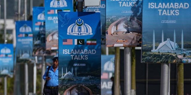 Ένας αστυνομικός περνάει δίπλα από διαφημιστικές πινακίδες κοντά στο ξενοδοχείο Serena ενόψει του δεύτερου γύρου διαπραγματεύσεων μεταξύ ΗΠΑ και Ιράν, στo Ισλαμαμπάντ του Πακιστάν - Τρίτη 21 Απριλίου 2026.