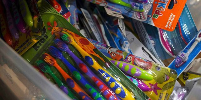 Οδοντόβουρτσες σε ράφι σούπερ μάρκετ