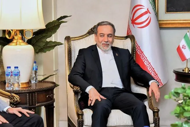 Στον αέρα οι συνομιλίες ΗΠΑ και Ιράν – Έφυγε από το Πακιστάν ο Αραγτσί