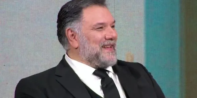 Συγκινήθηκε ο Αρναούτογλου: Το μήνυμα του γιου του και η σπάνια εμφάνιση της συντρόφου του στην TV