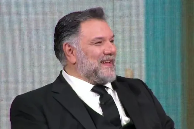 Συγκινήθηκε ο Αρναούτογλου: Το μήνυμα του γιου του και η σπάνια εμφάνιση της συντρόφου του στην TV