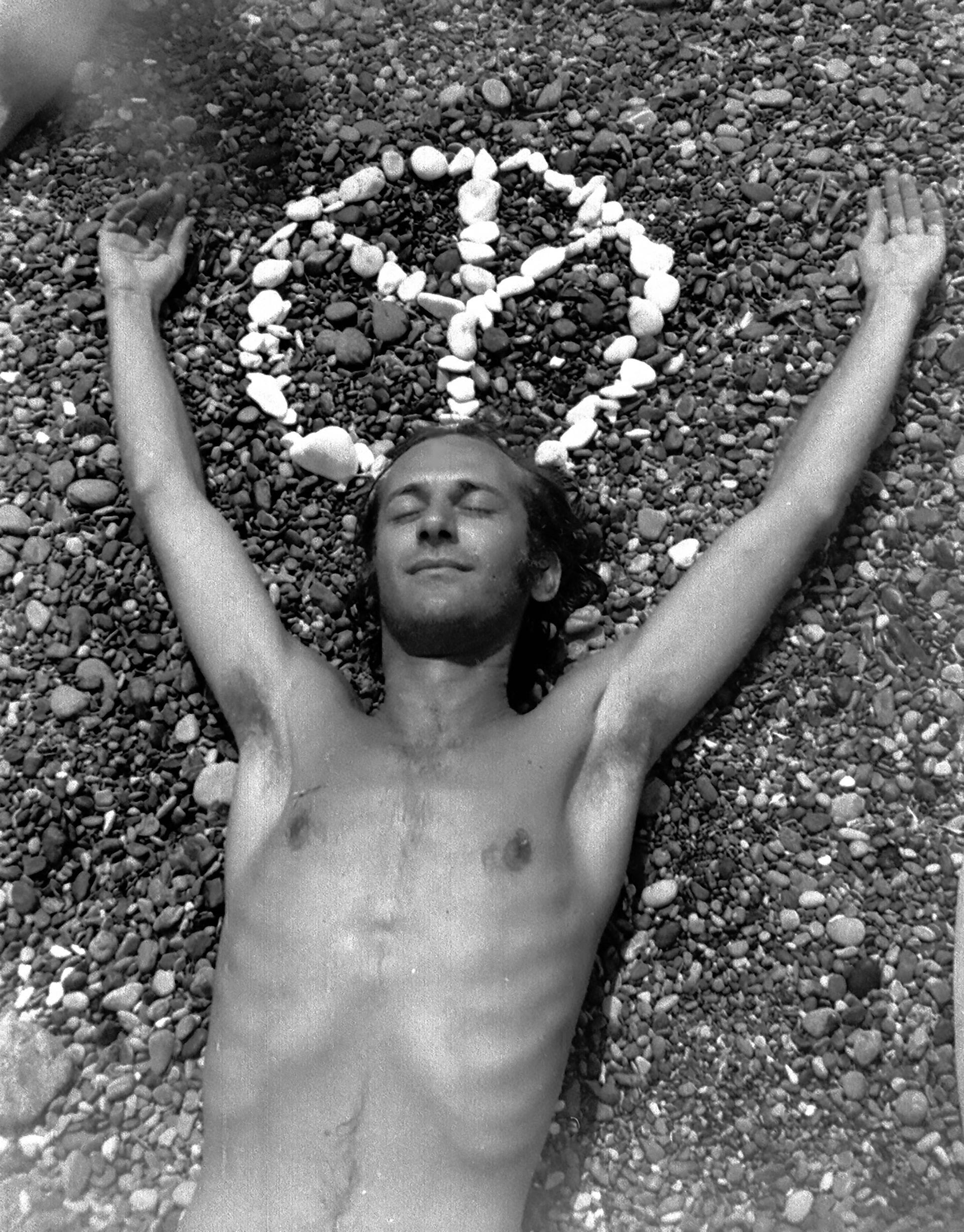 Ο Αλέξης Ακριθάκης στη φωτογραφία που βλέπουμε στην είσοδο της έκθεσης