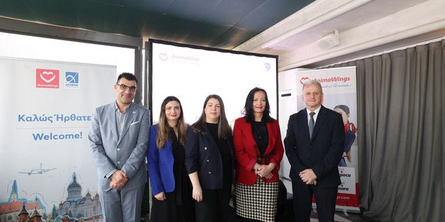 Από αριστερά: κ. Αντώνης Ορθόδοξου, Managing Partner, Proton Aviation, η κ. Andreea Cosarof, Head of Sales and Ticketing, AnimaWings, η κ. Diana Dima, Chief Commercial Officer, AnimaWings, η κ. Ιωάννα Παπαδοπούλου, Διευθύντρια Επικοινωνίας & Μάρκετινγκ, ΔΑΑ & ο κ. Κωνσταντίνος Κρυστάλλης, Managing Partner, Proton Aviation