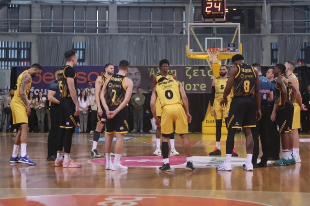 Αλεξάνδρειο: Καθολικό χειροκρότημα και ενός λεπτού σιγή για τη Μαρινέλλα και τον Βασίλη Γκούμα