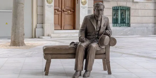 Κάθισε δίπλα στον Καβάφη: Το νέο άγαλμα που αλλάζει τη διαδρομή σου