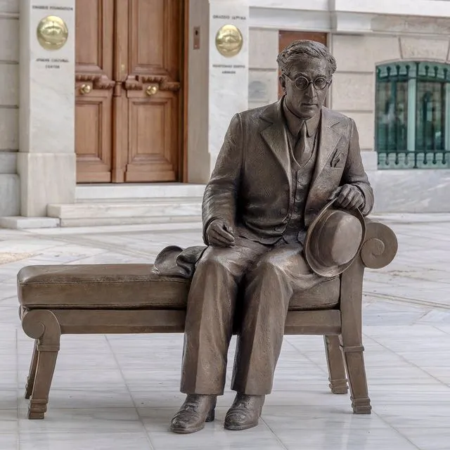 Κάθισε δίπλα στον Καβάφη: Το νέο άγαλμα που αλλάζει τη διαδρομή σου